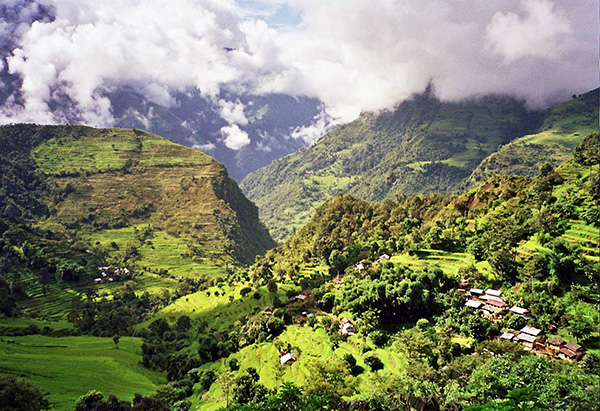 Paysage des Moyennes montagnes dans la région des Annapurnas